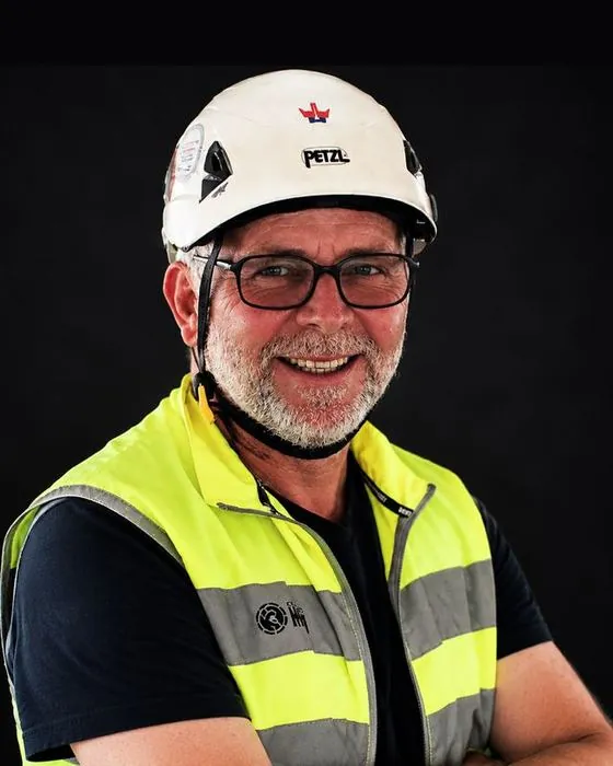 Costi Tistea in cantiere con il casco